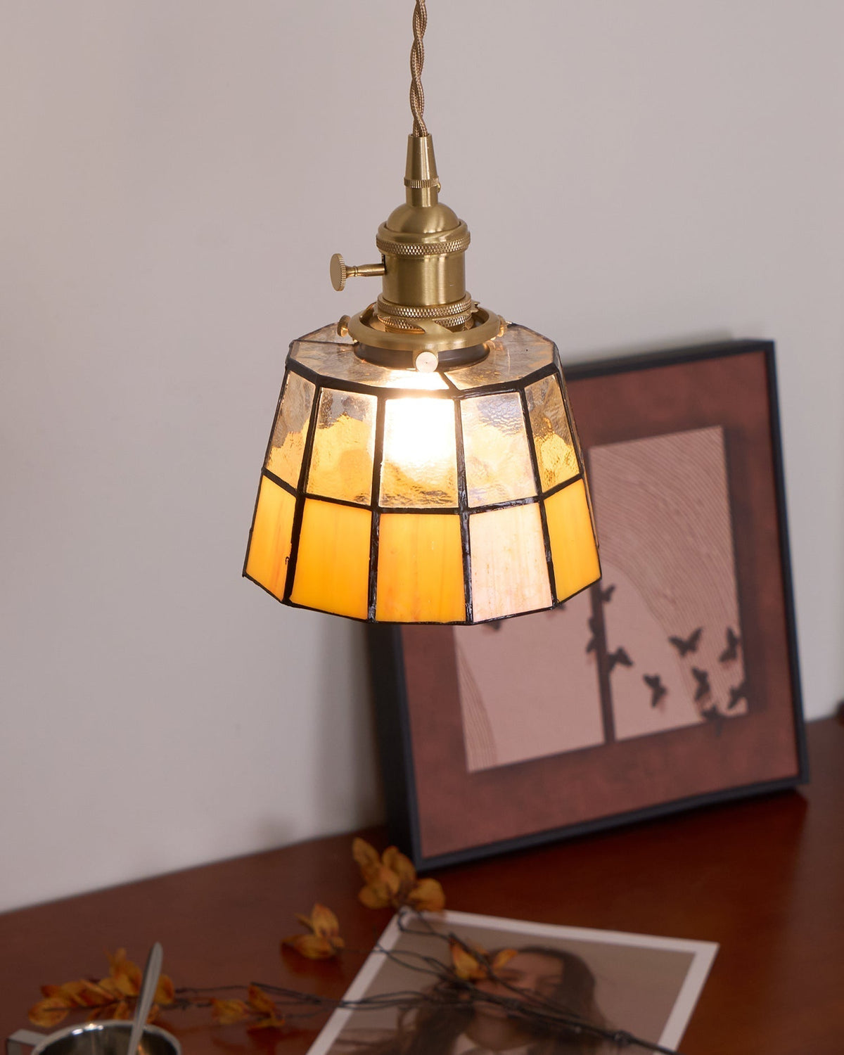 Hanglamp met verkleurd glazen kap in vintage patroon van messing