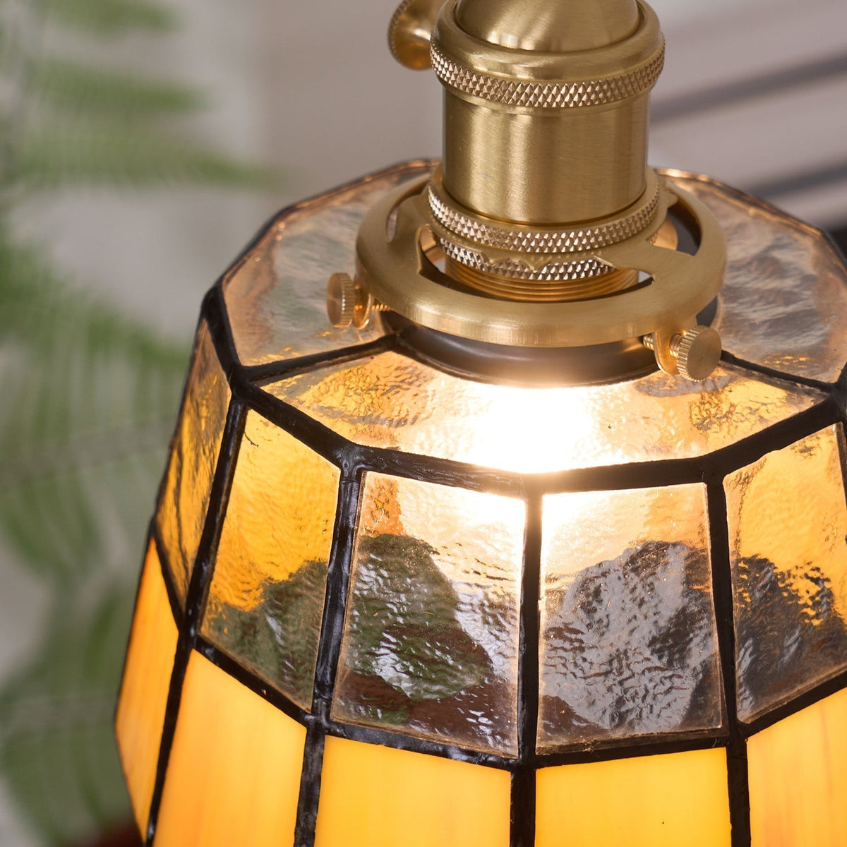 Hanglamp met verkleurd glazen kap in vintage patroon van messing