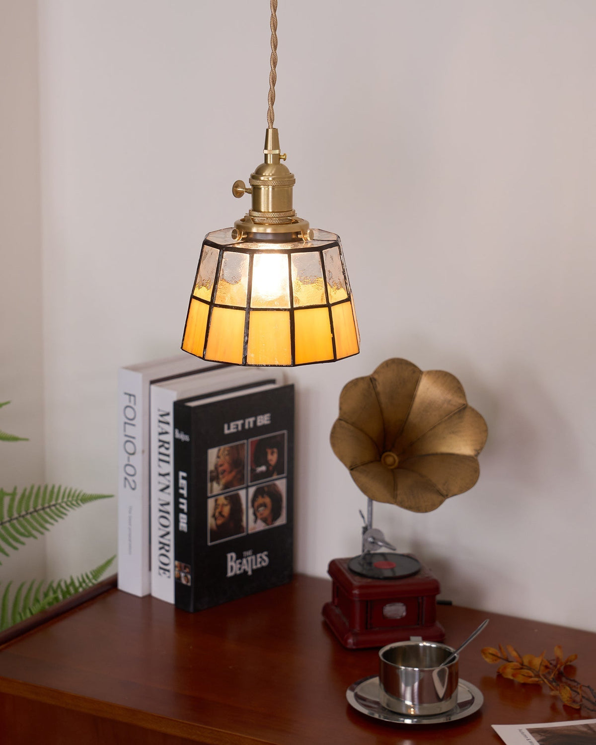 Hanglamp met verkleurd glazen kap in vintage patroon van messing