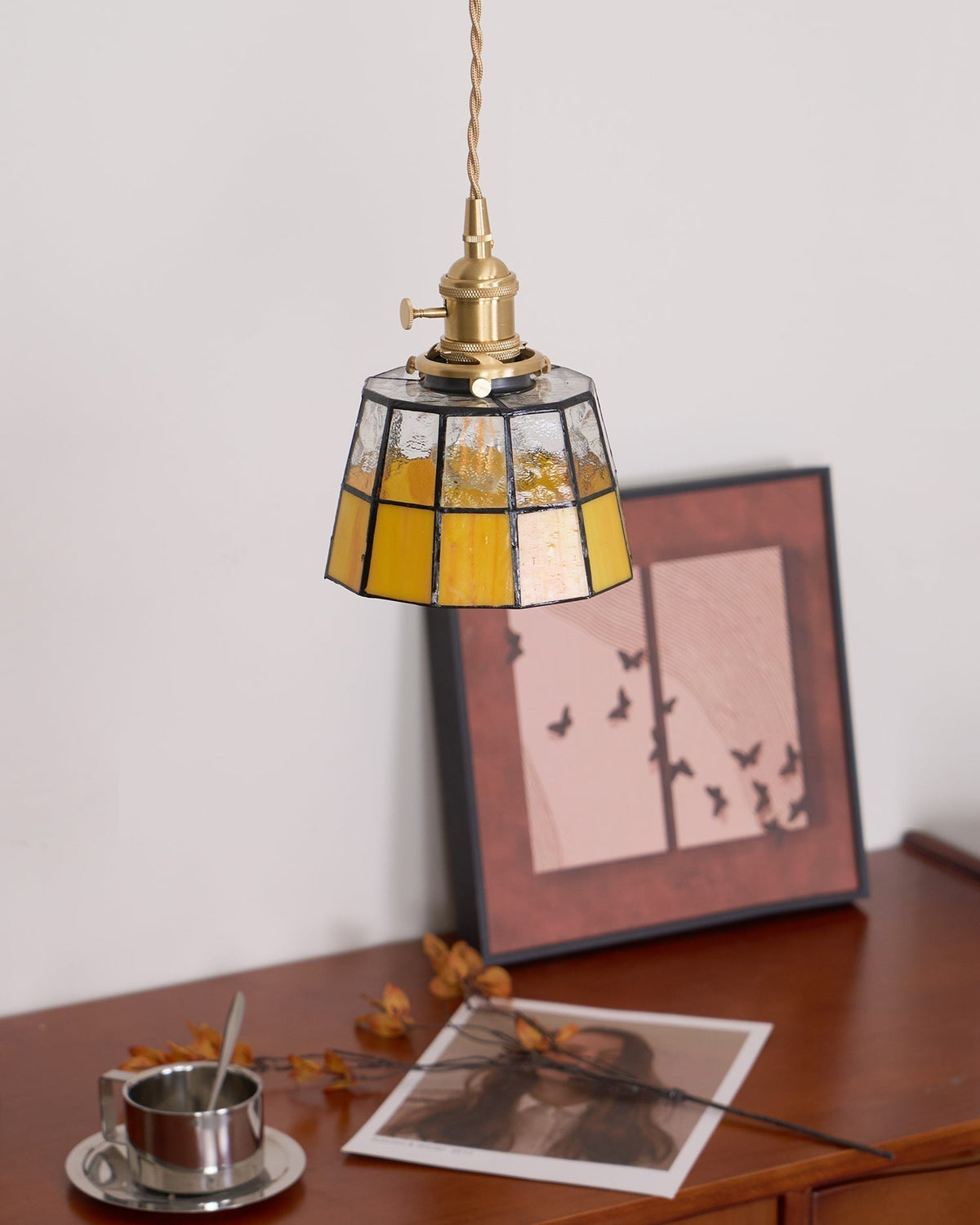 Hanglamp met verkleurd glazen kap in vintage patroon van messing
