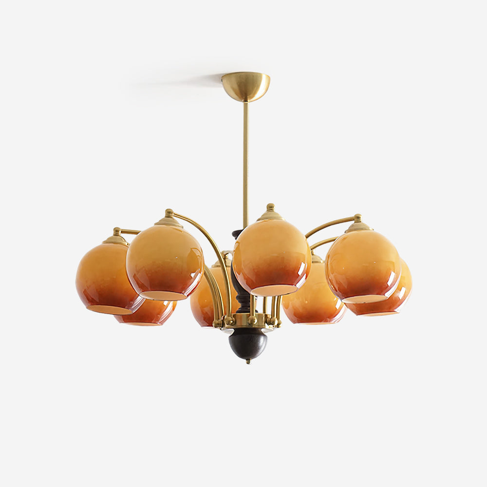 Kroonluchter met glazen kap, metalen frame en houten accenten, mid-century calm stijl