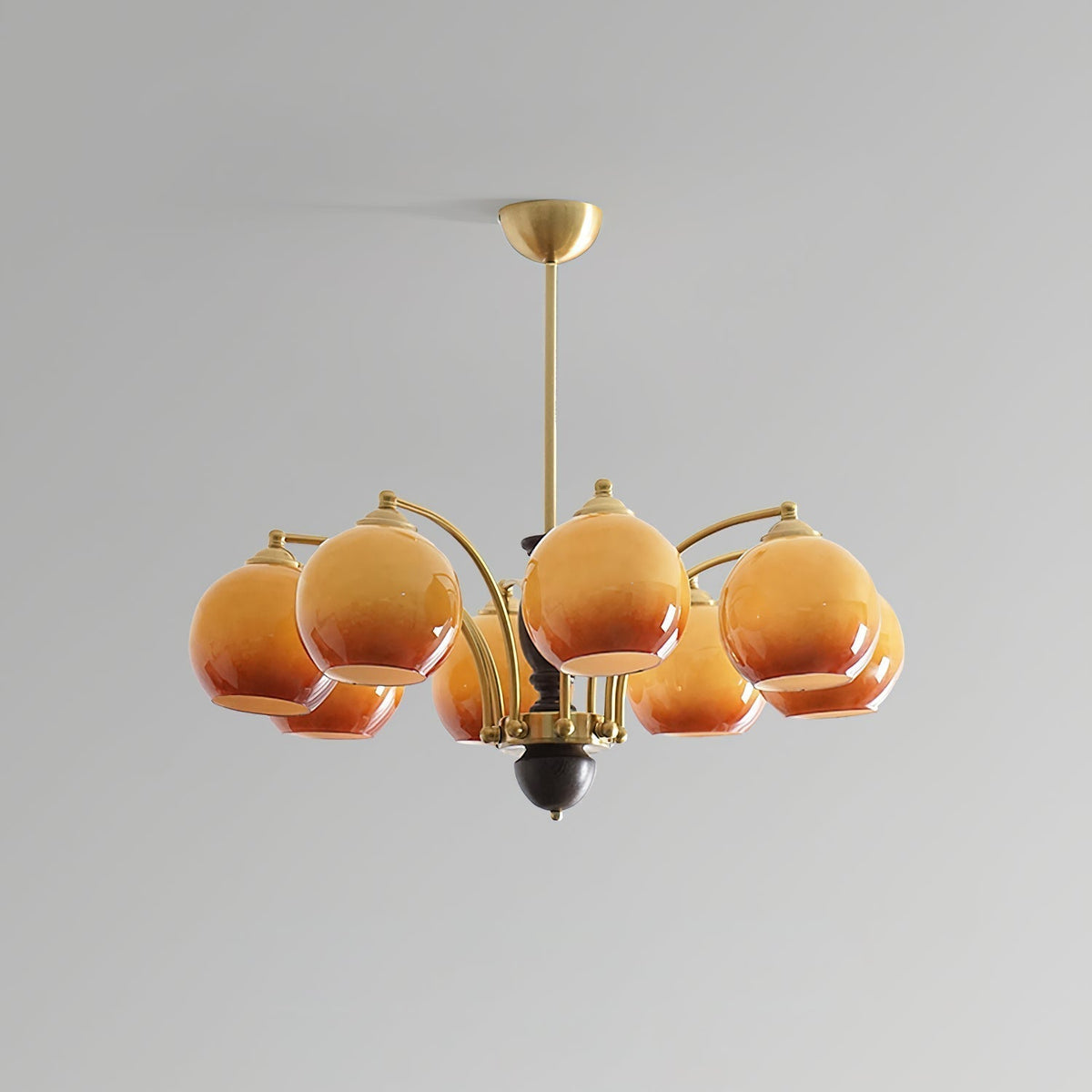 Kroonluchter met glazen kap, metalen frame en houten accenten, mid-century calm stijl