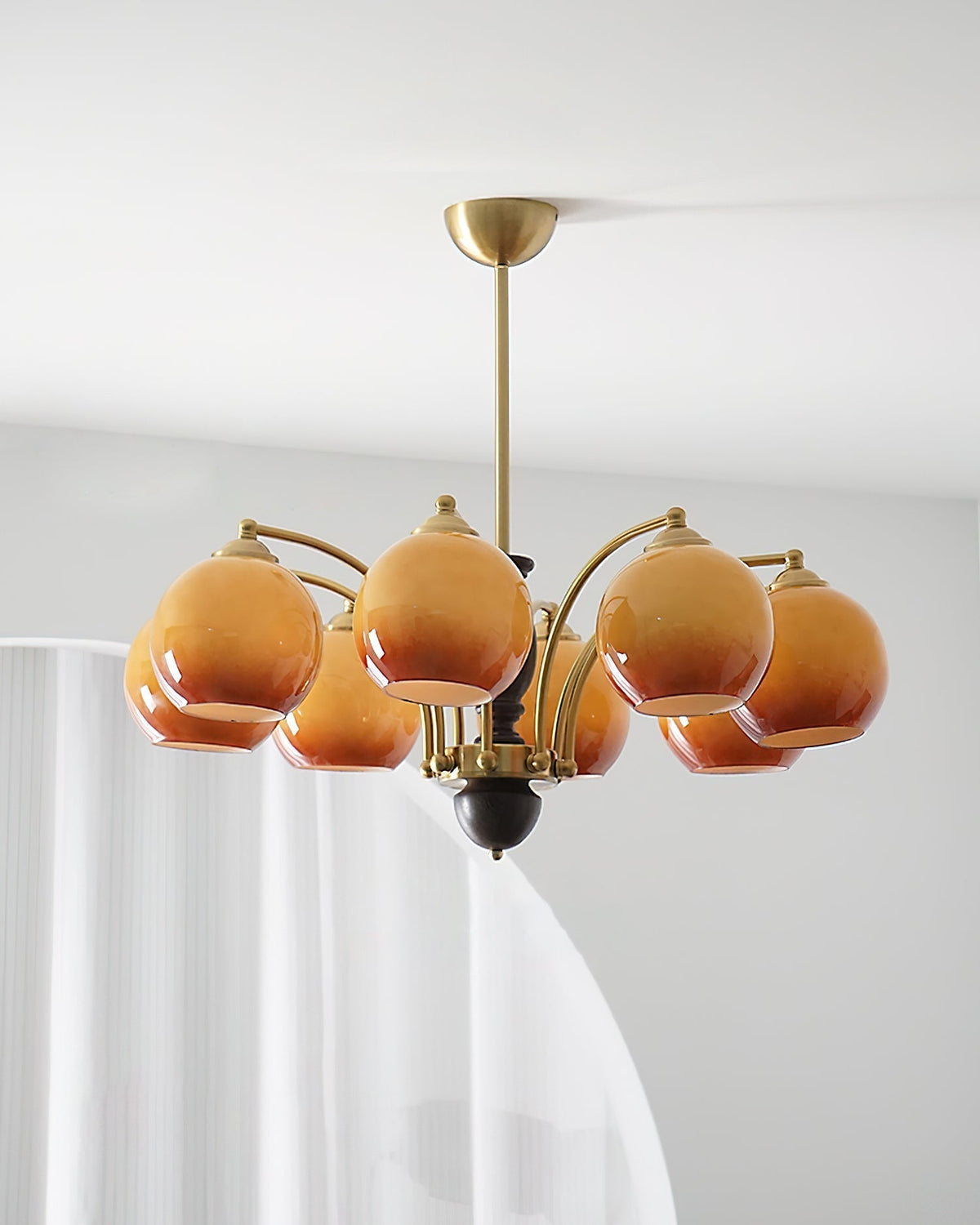 Kroonluchter met glazen kap, metalen frame en houten accenten, mid-century calm stijl