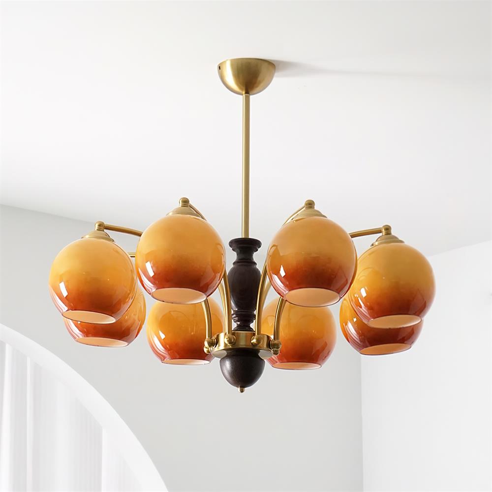 Kroonluchter met glazen kap, metalen frame en houten accenten, mid-century calm stijl
