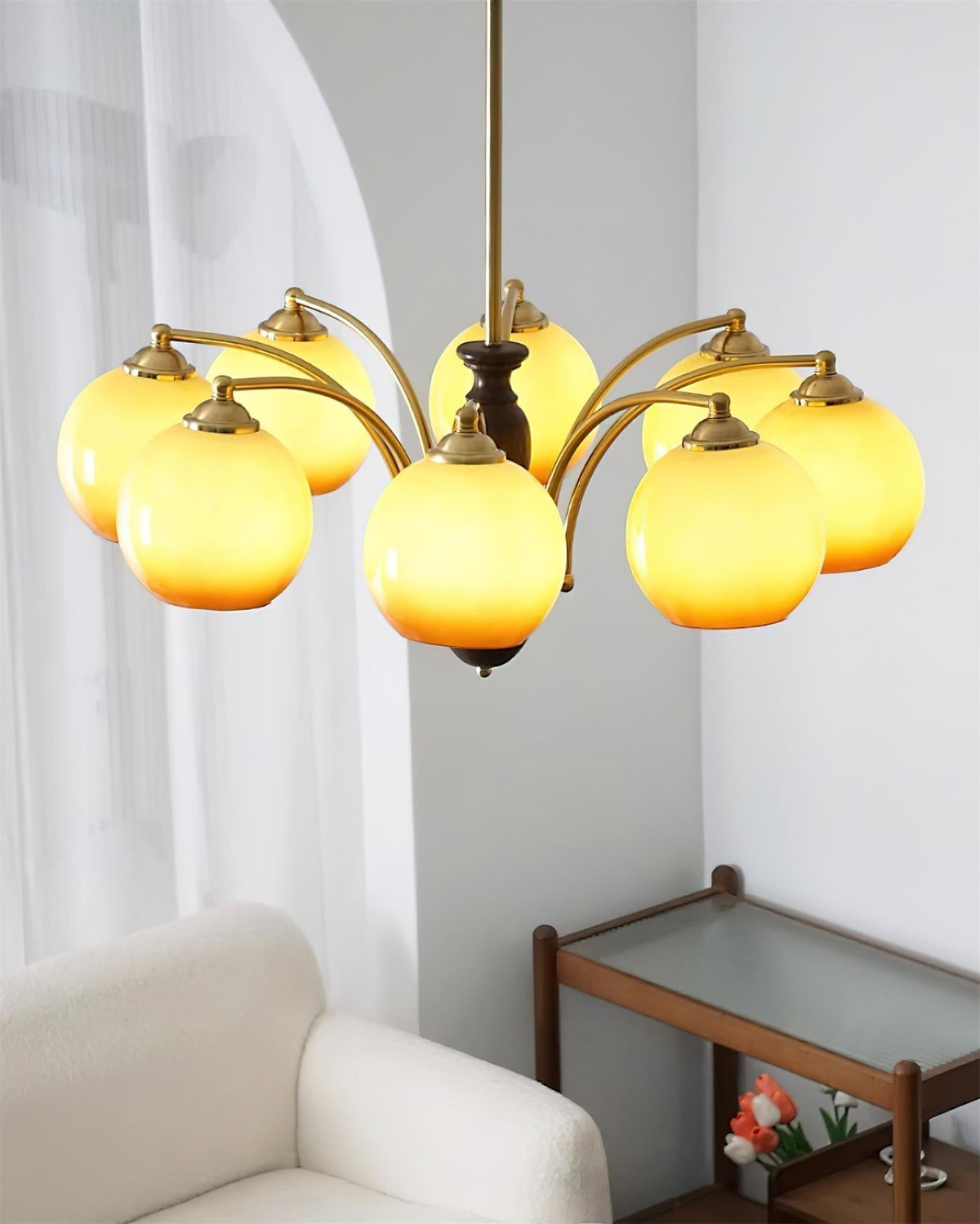 Kroonluchter met glazen kap, metalen frame en houten accenten, mid-century calm stijl