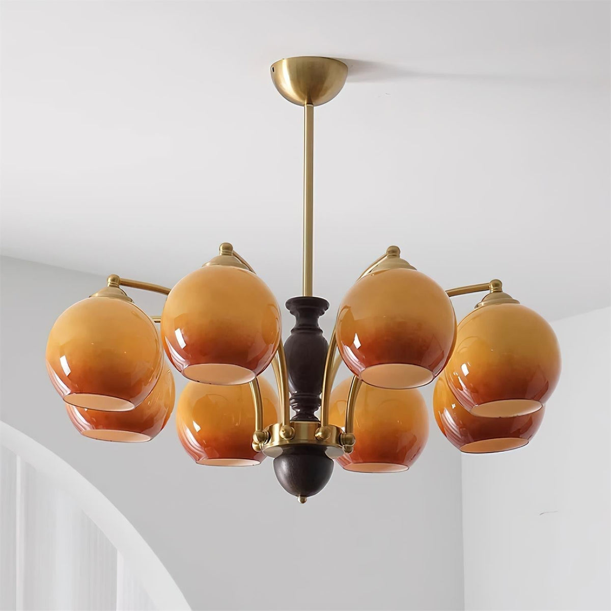 Kroonluchter met glazen kap, metalen frame en houten accenten, mid-century calm stijl