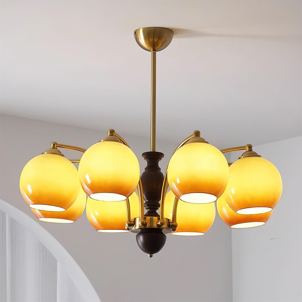 Kroonluchter met glazen kap, metalen frame en houten accenten, mid-century calm stijl
