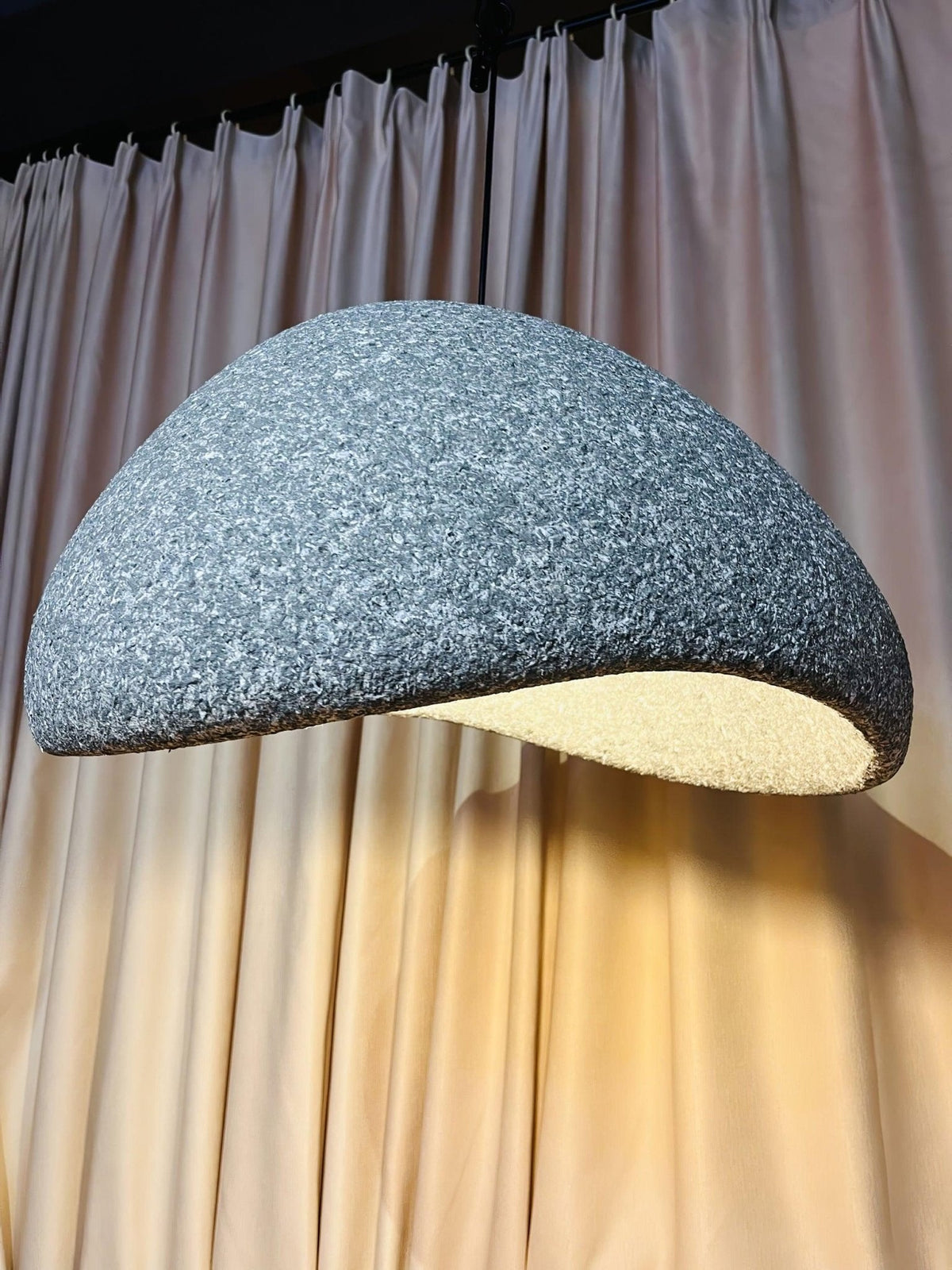 Tsukiyo Wabi-Sabi hanglamp met onregelmatige gebogen kap en gespikkelde textuur