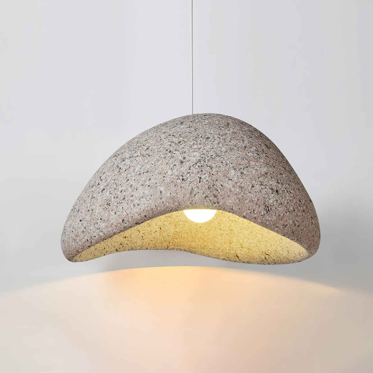 Tsukiyo Wabi-Sabi hanglamp met onregelmatige gebogen kap en gespikkelde textuur