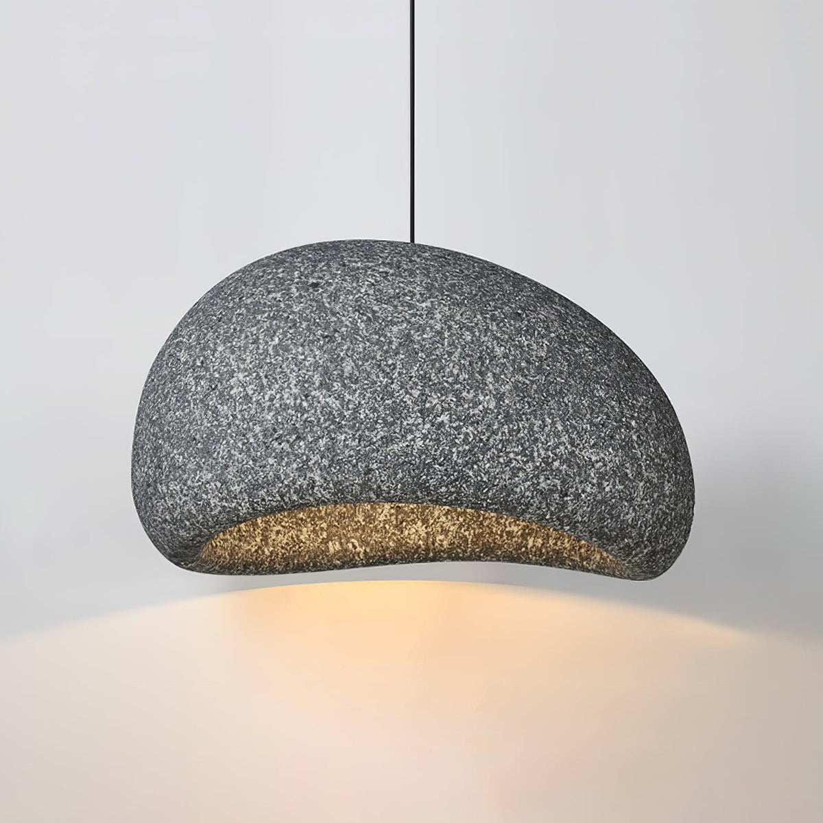 Tsukiyo Wabi-Sabi hanglamp met onregelmatige gebogen kap en gespikkelde textuur