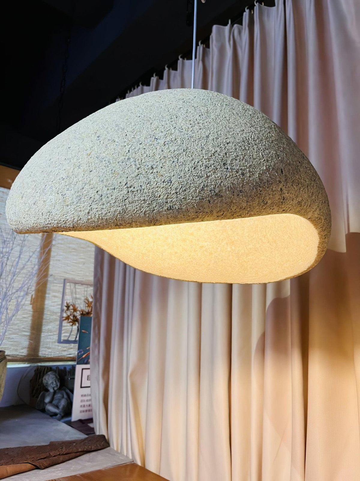 Tsukiyo Wabi-Sabi hanglamp met onregelmatige gebogen kap en gespikkelde textuur