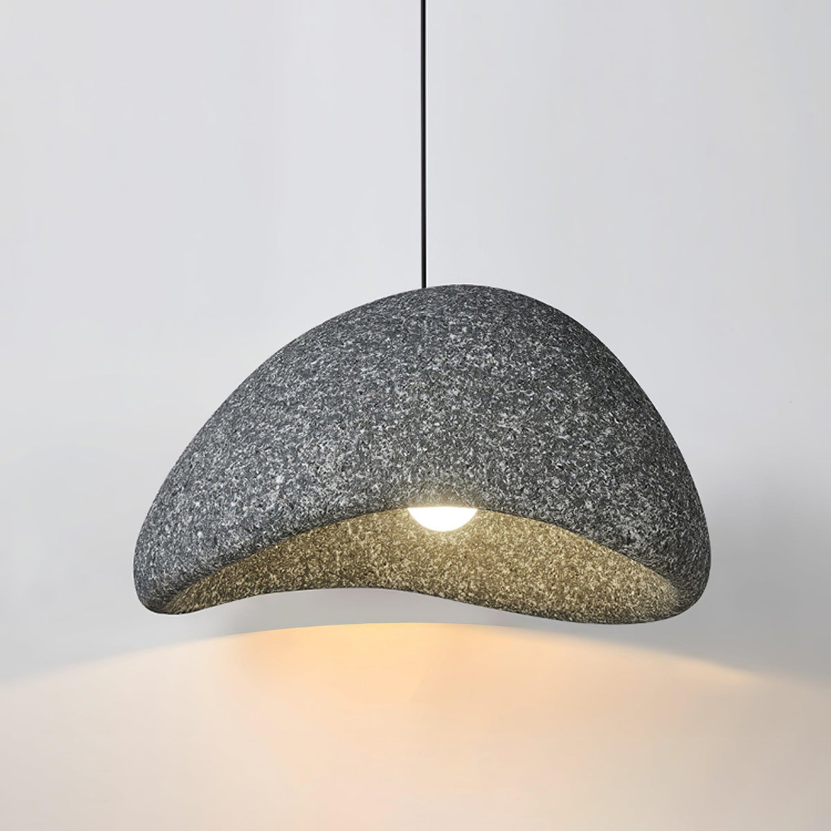 Tsukiyo Wabi-Sabi hanglamp met onregelmatige gebogen kap en gespikkelde textuur