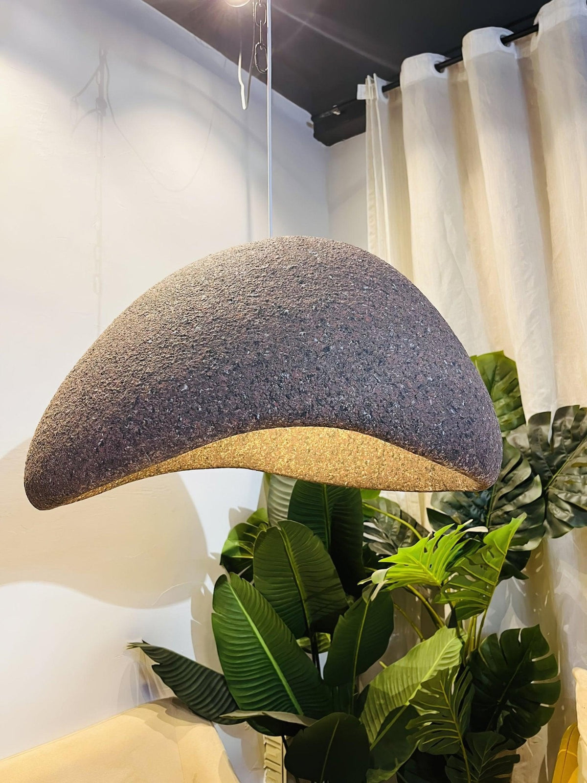 Tsukiyo Wabi-Sabi hanglamp met onregelmatige gebogen kap en gespikkelde textuur