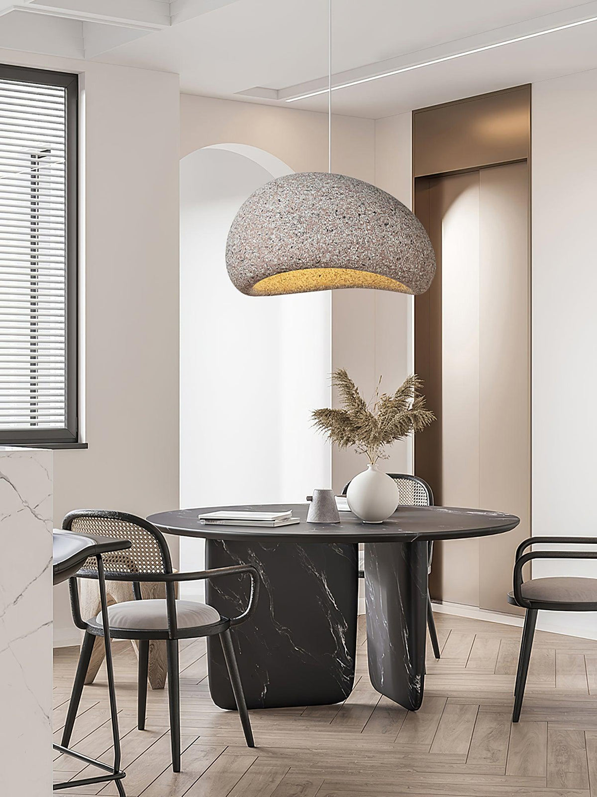 Tsukiyo Wabi-Sabi hanglamp met onregelmatige gebogen kap en gespikkelde textuur