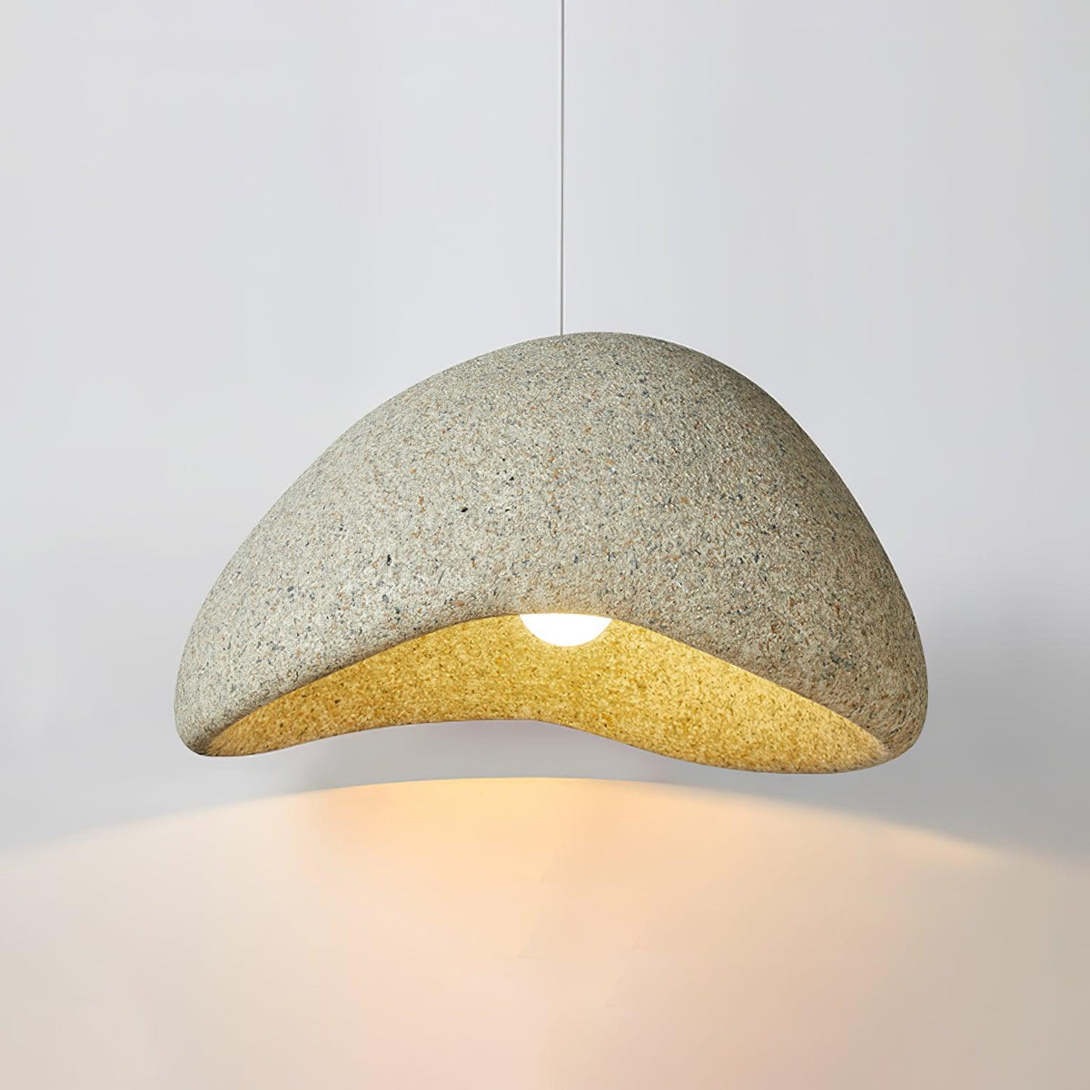 Tsukiyo Wabi-Sabi hanglamp met onregelmatige gebogen kap en gespikkelde textuur