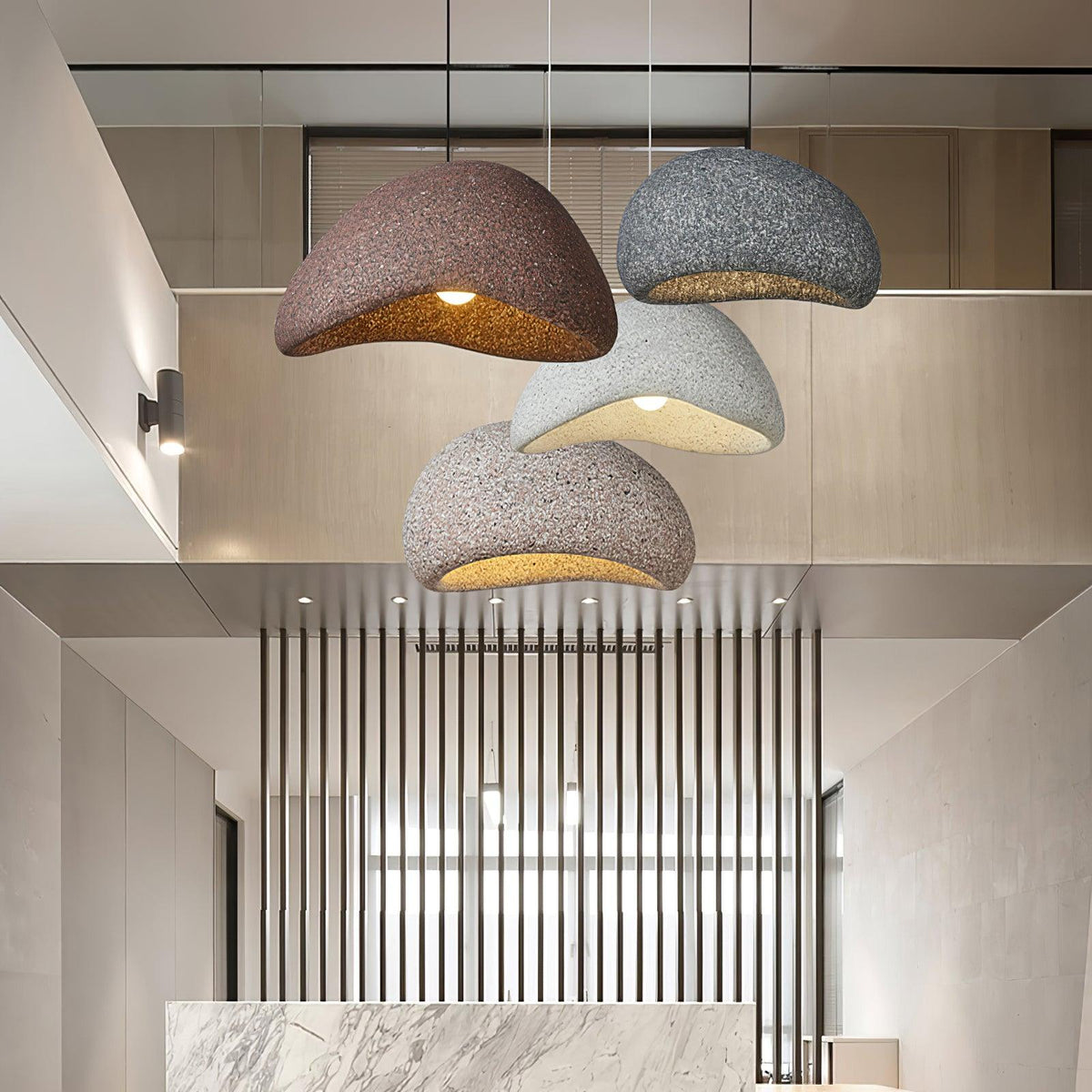 Tsukiyo Wabi-Sabi hanglamp met onregelmatige gebogen kap en gespikkelde textuur