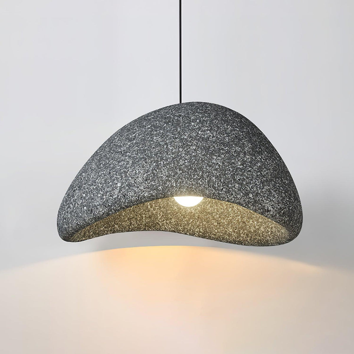 Tsukiyo Wabi-Sabi hanglamp met onregelmatige gebogen kap en gespikkelde textuur