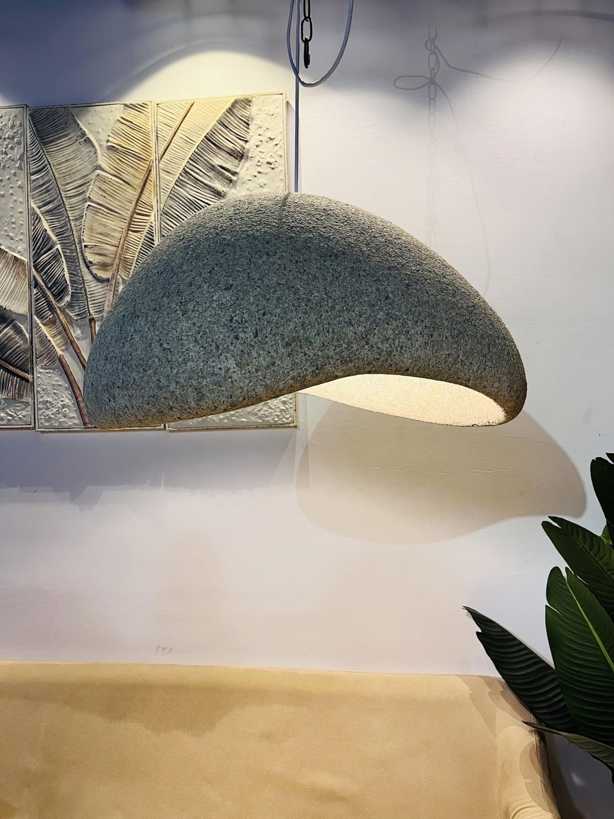 Tsukiyo Wabi-Sabi hanglamp met onregelmatige gebogen kap en gespikkelde textuur
