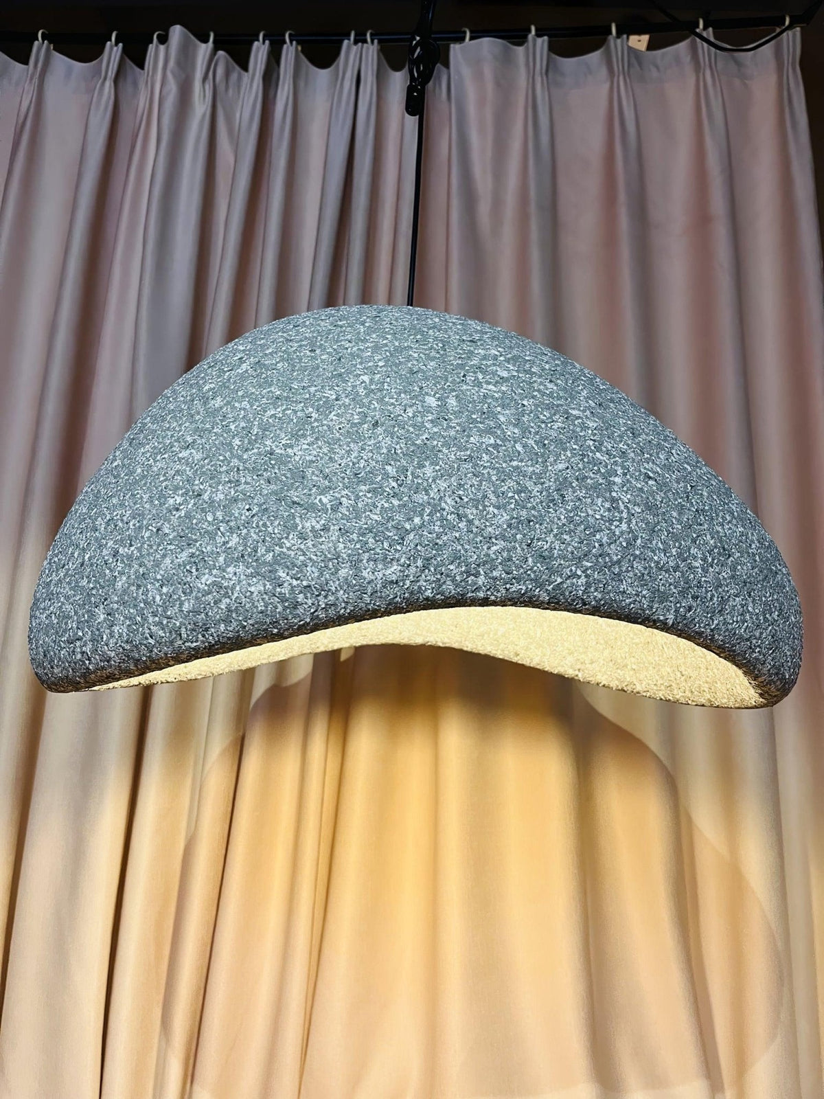 Tsukiyo Wabi-Sabi hanglamp met onregelmatige gebogen kap en gespikkelde textuur