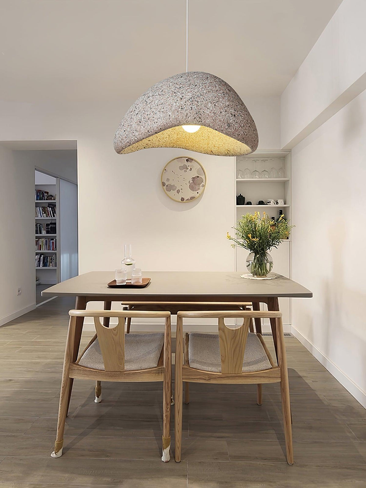 Tsukiyo Wabi-Sabi hanglamp met onregelmatige gebogen kap en gespikkelde textuur