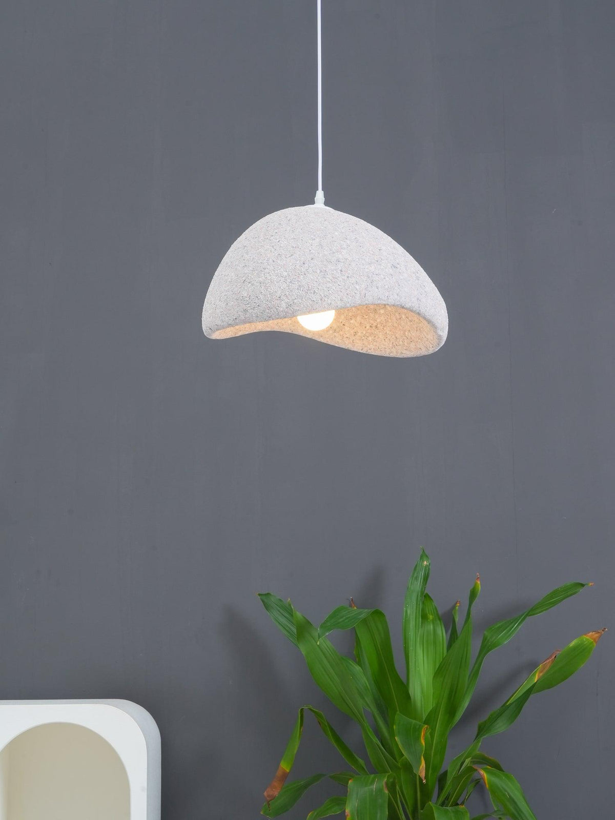 Tsukiyo Wabi-Sabi hanglamp met onregelmatige gebogen kap en gespikkelde textuur