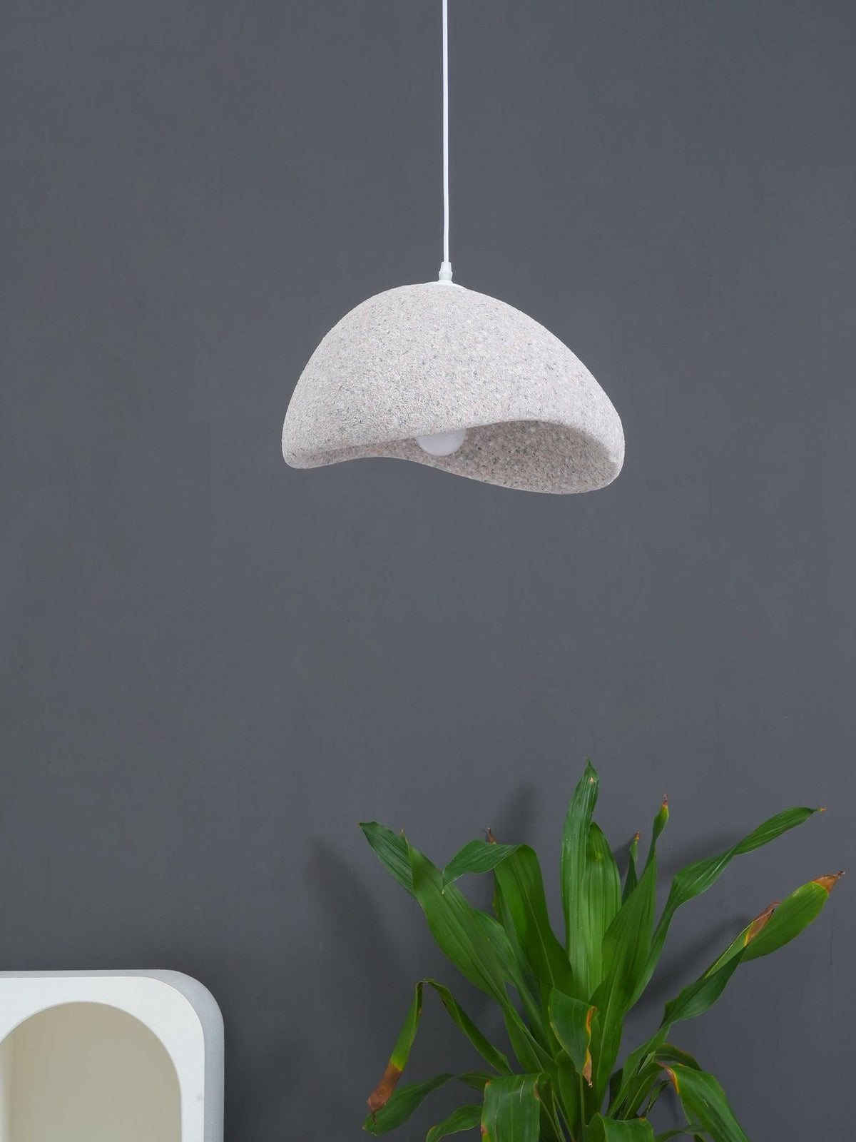 Tsukiyo Wabi-Sabi hanglamp met onregelmatige gebogen kap en gespikkelde textuur