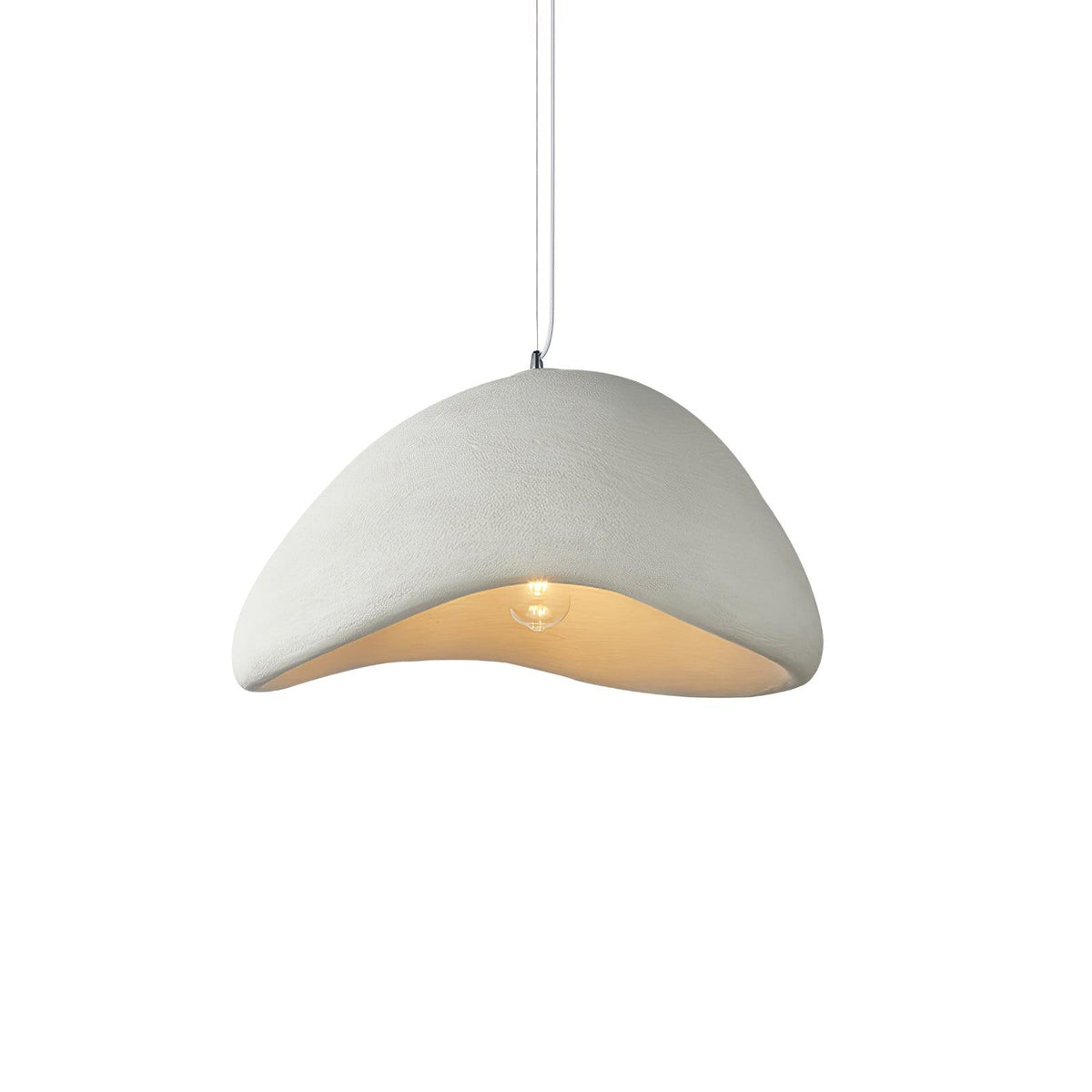 Moderne hanglamp met organische gebogen kap, zachte textuur en artistiek ontwerp