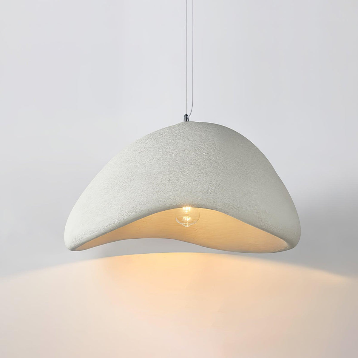 Moderne hanglamp met organische gebogen kap, zachte textuur en artistiek ontwerp