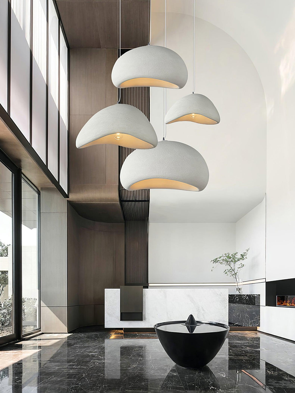 Moderne hanglamp met organische gebogen kap, zachte textuur en artistiek ontwerp