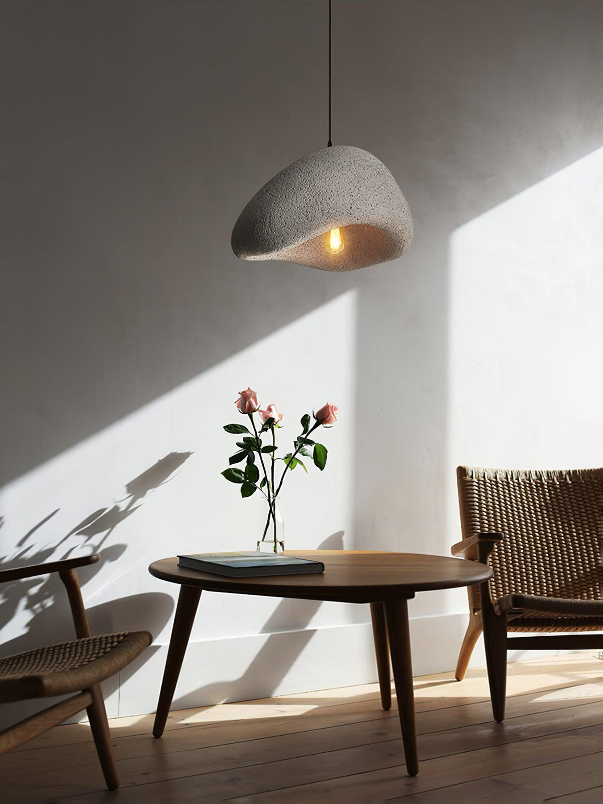 Moderne hanglamp met organische gebogen kap, zachte textuur en artistiek ontwerp