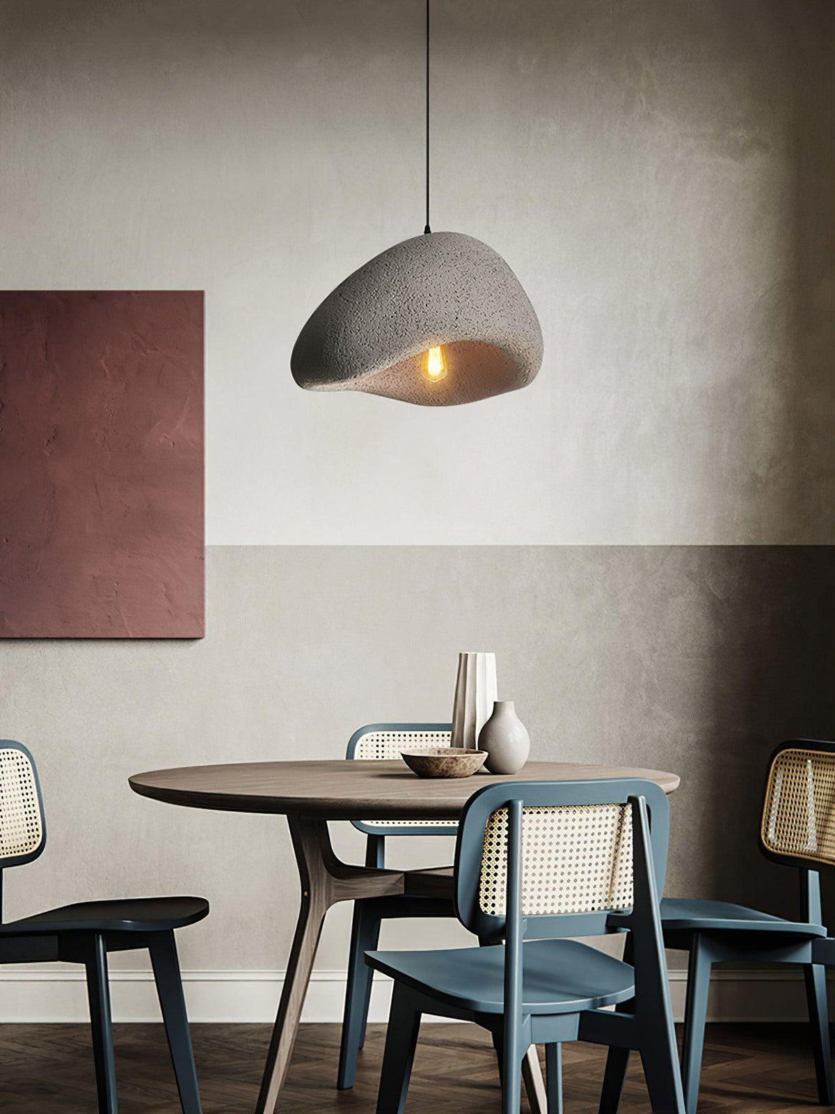 Moderne hanglamp met organische gebogen kap, zachte textuur en artistiek ontwerp