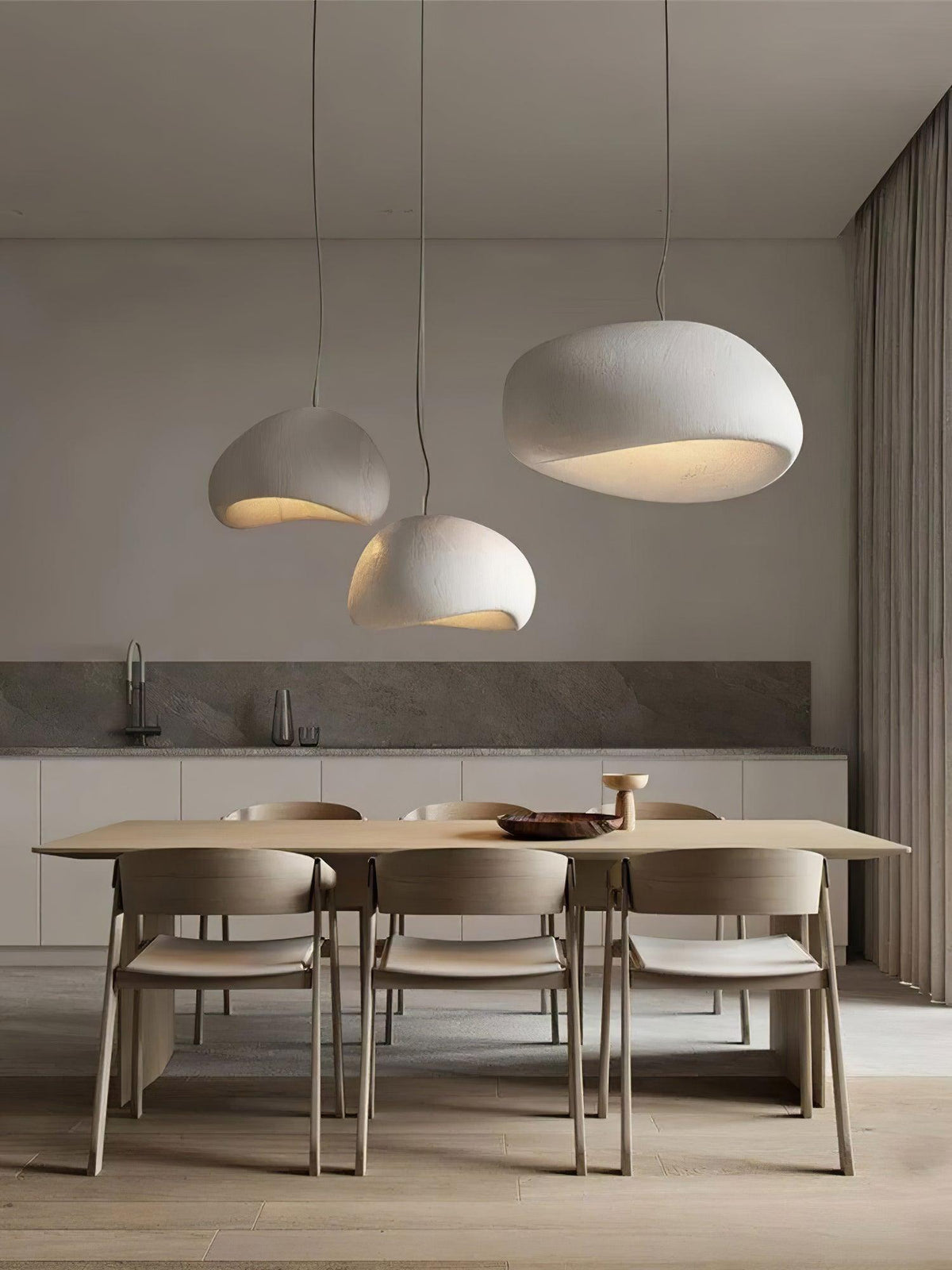 Moderne hanglamp met organische gebogen kap, zachte textuur en artistiek ontwerp