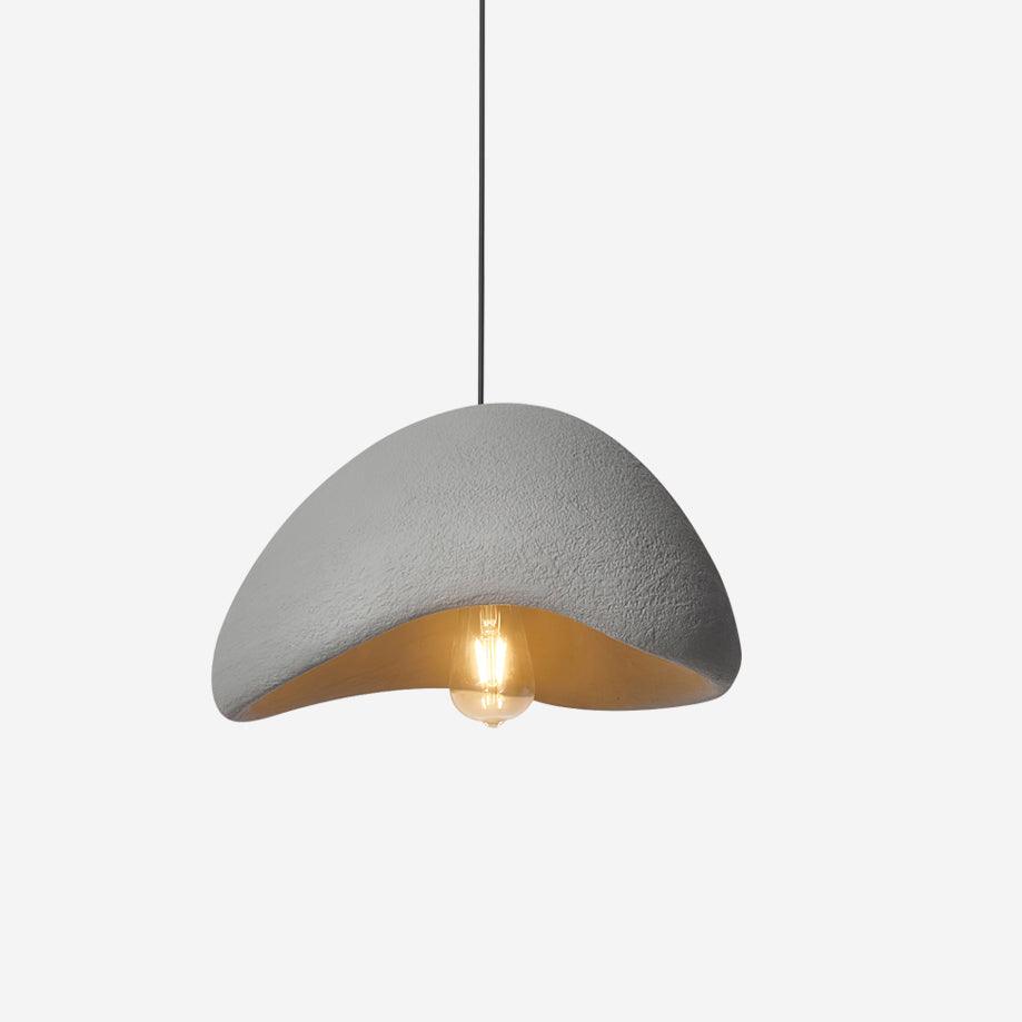 Moderne hanglamp met organische gebogen kap, zachte textuur en artistiek ontwerp