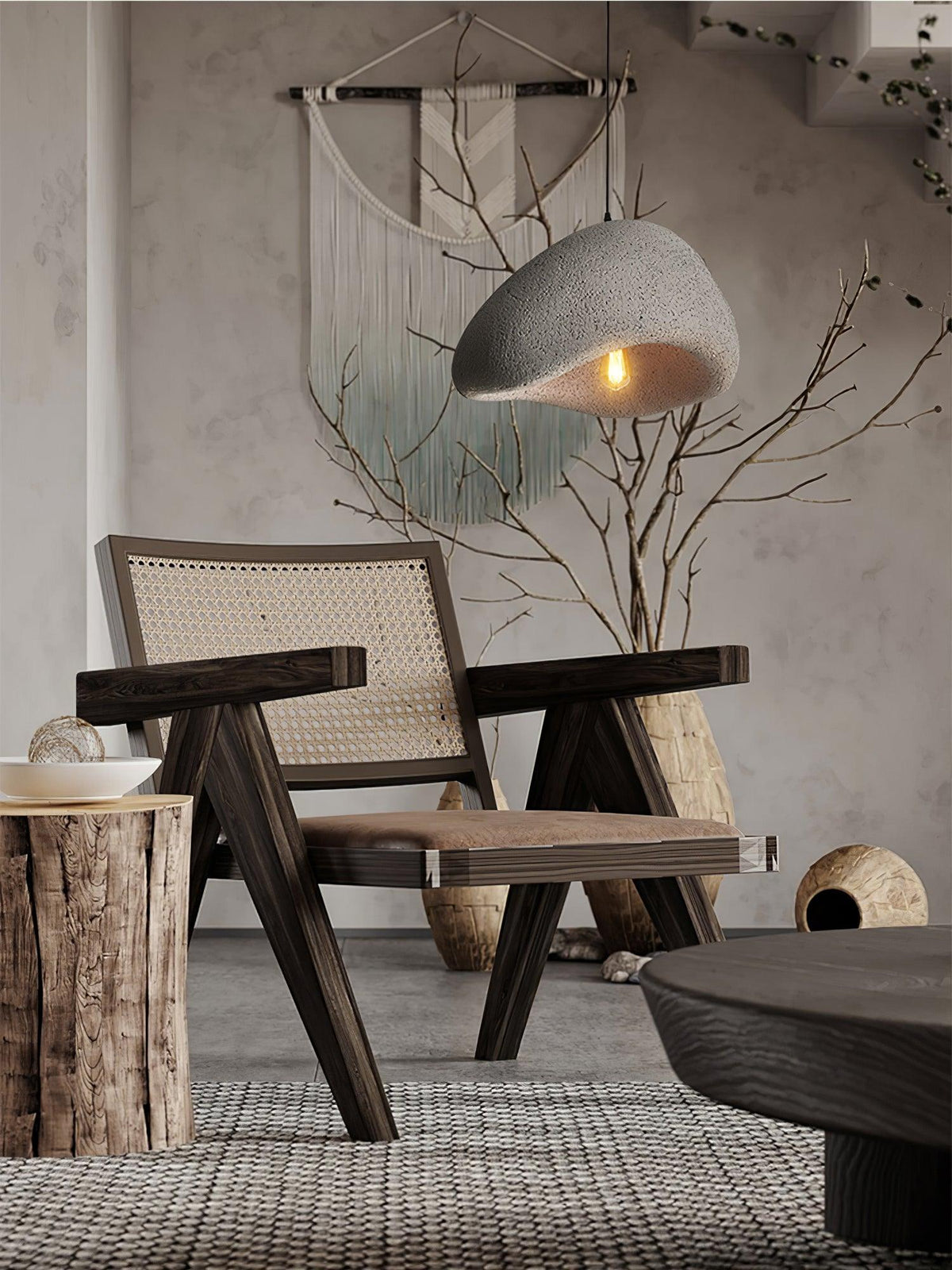 Moderne hanglamp met organische gebogen kap, zachte textuur en artistiek ontwerp
