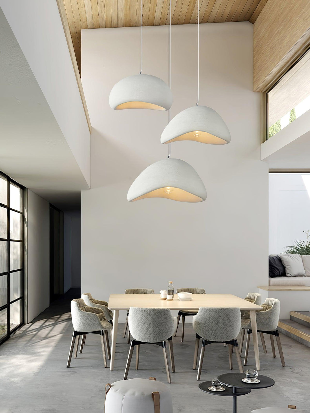 Moderne hanglamp met organische gebogen kap, zachte textuur en artistiek ontwerp