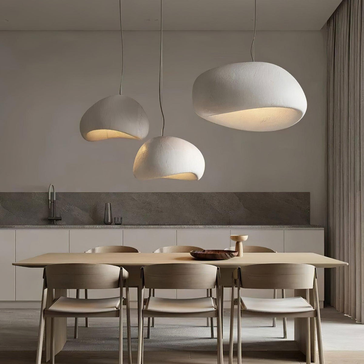 Moderne hanglamp met organische gebogen kap, zachte textuur en artistiek ontwerp