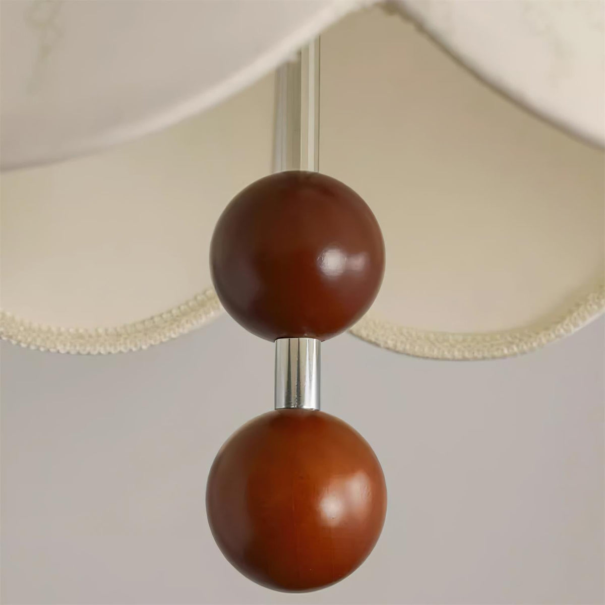 Vintage hanglamp met stoffen kap en houten accenten voor de woonkamer