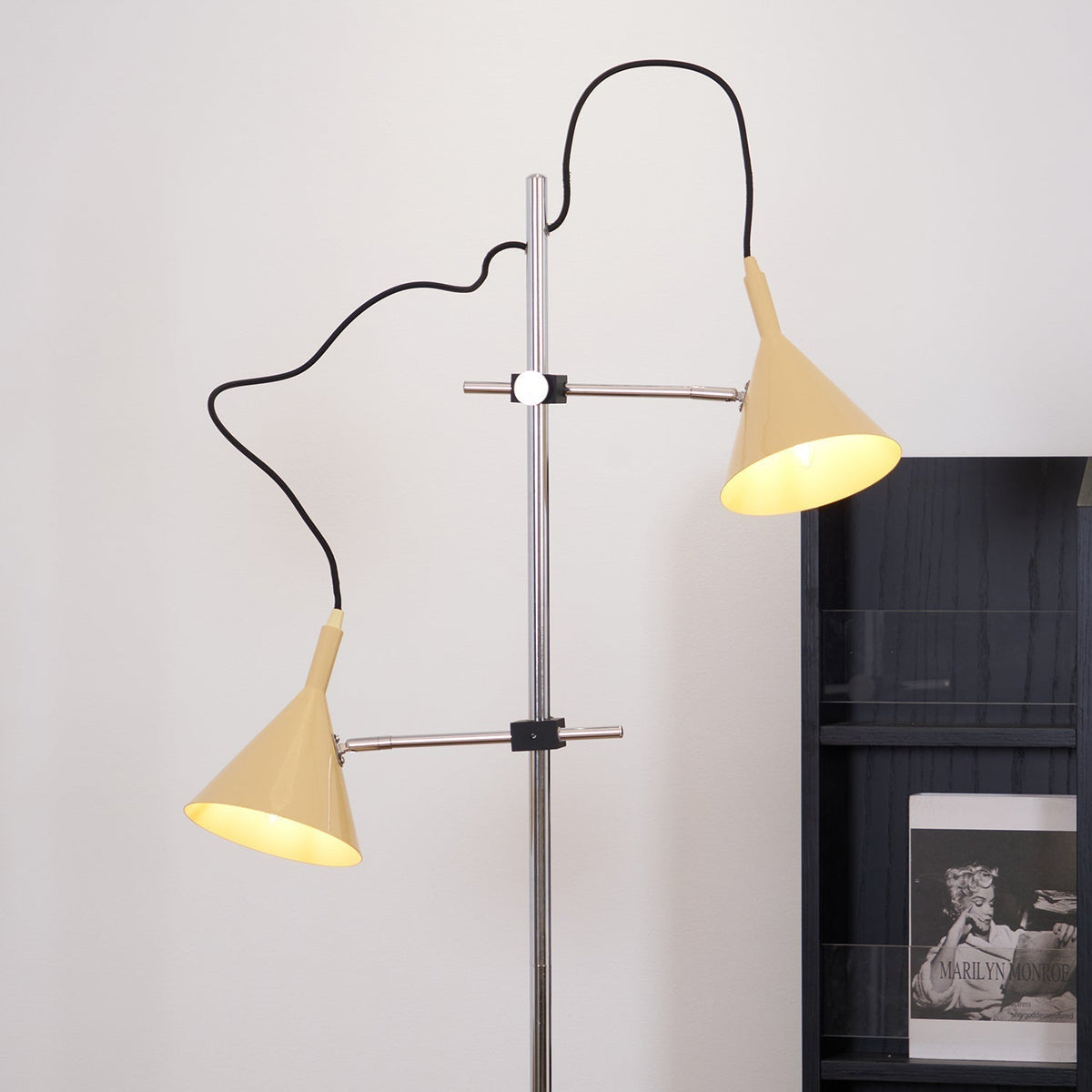 Elys moderne vloerlamp in chroom en beige