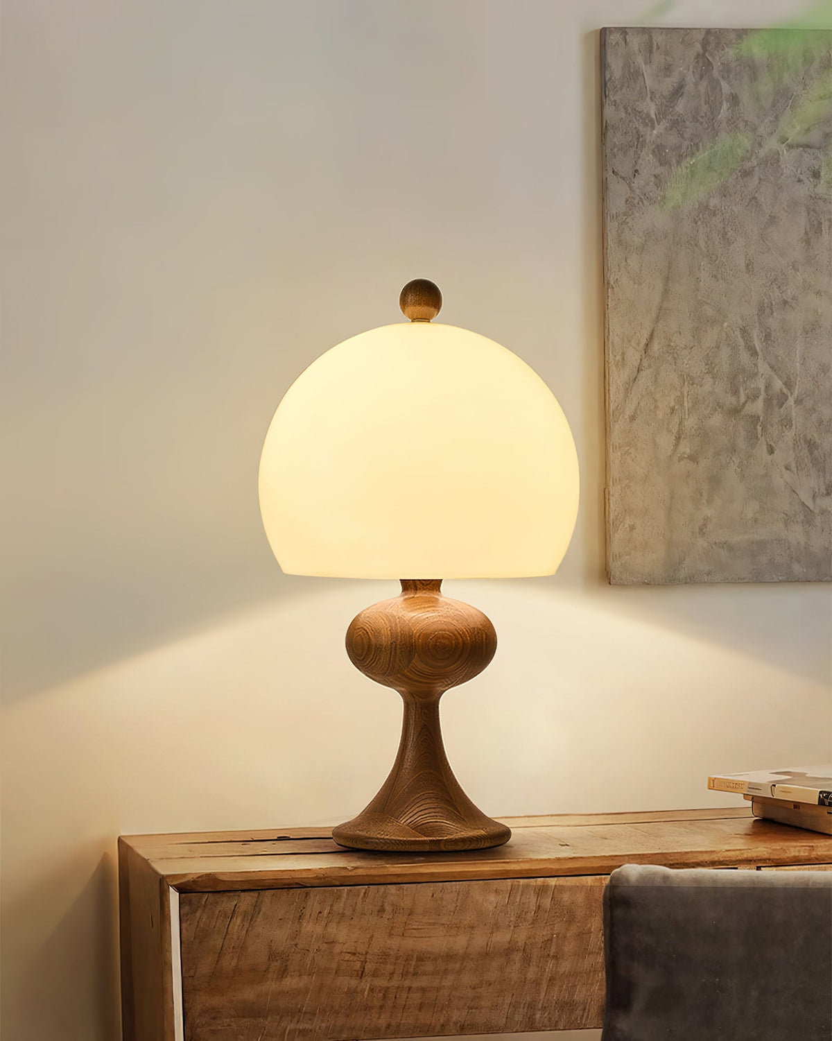 Emrys tafellamp van walnoothout met beige lampenkap
