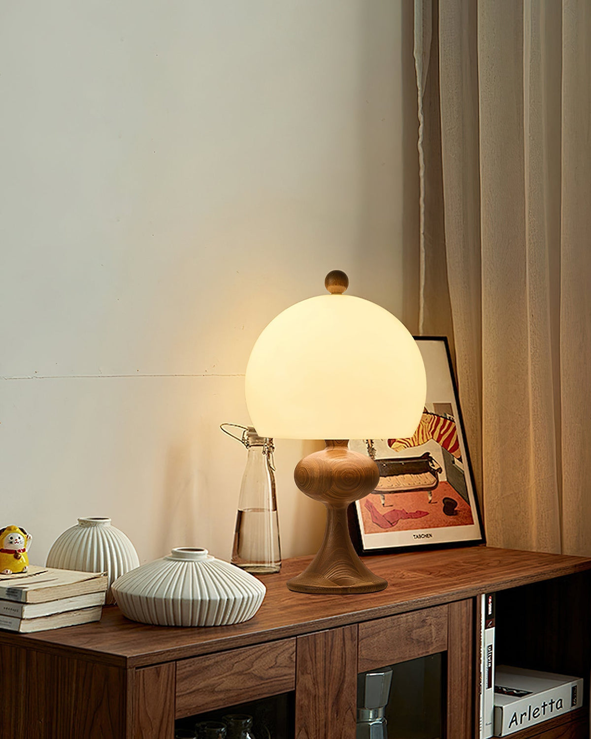 Emrys tafellamp van walnoothout met beige lampenkap