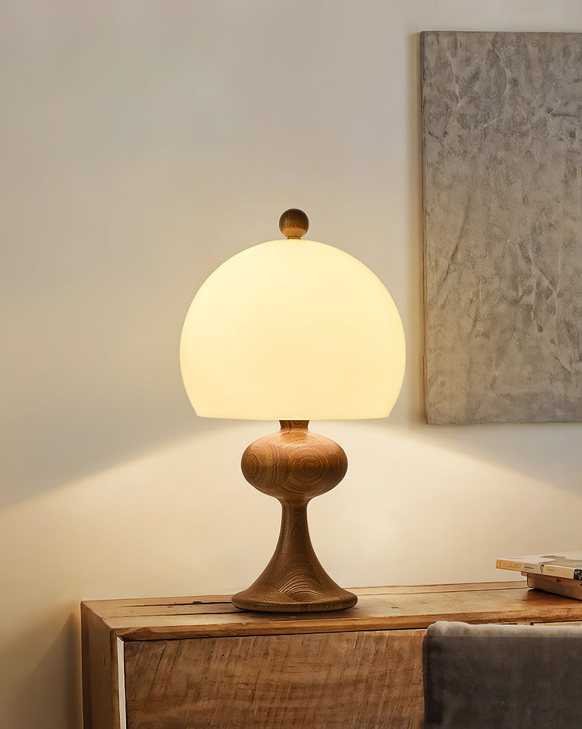 Emrys tafellamp van walnoothout met beige lampenkap