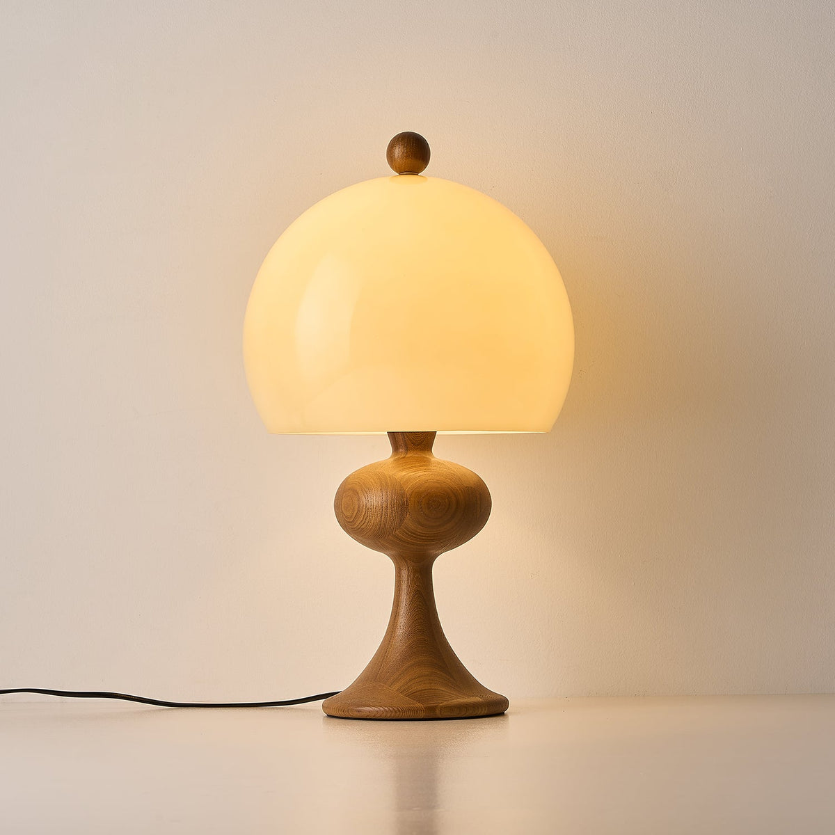 Emrys tafellamp van walnoothout met beige lampenkap