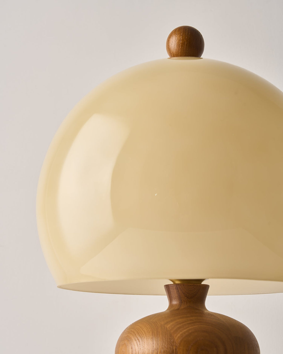 Emrys tafellamp van walnoothout met beige lampenkap