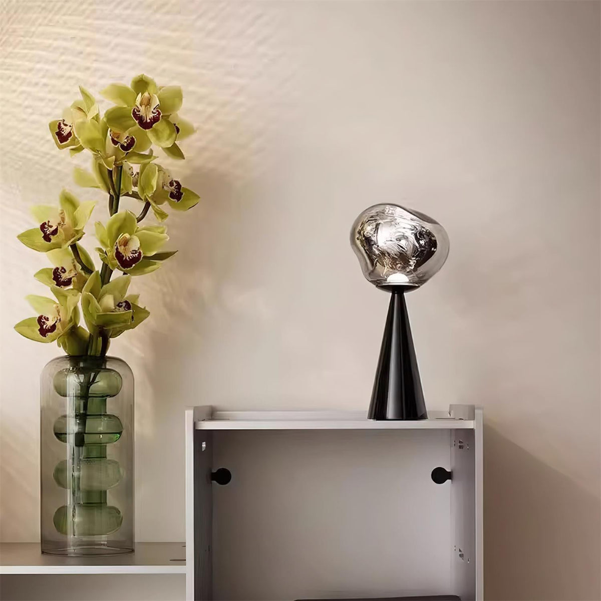 Noralena tafellamp met goudkleurige afwerking en acryl bol
