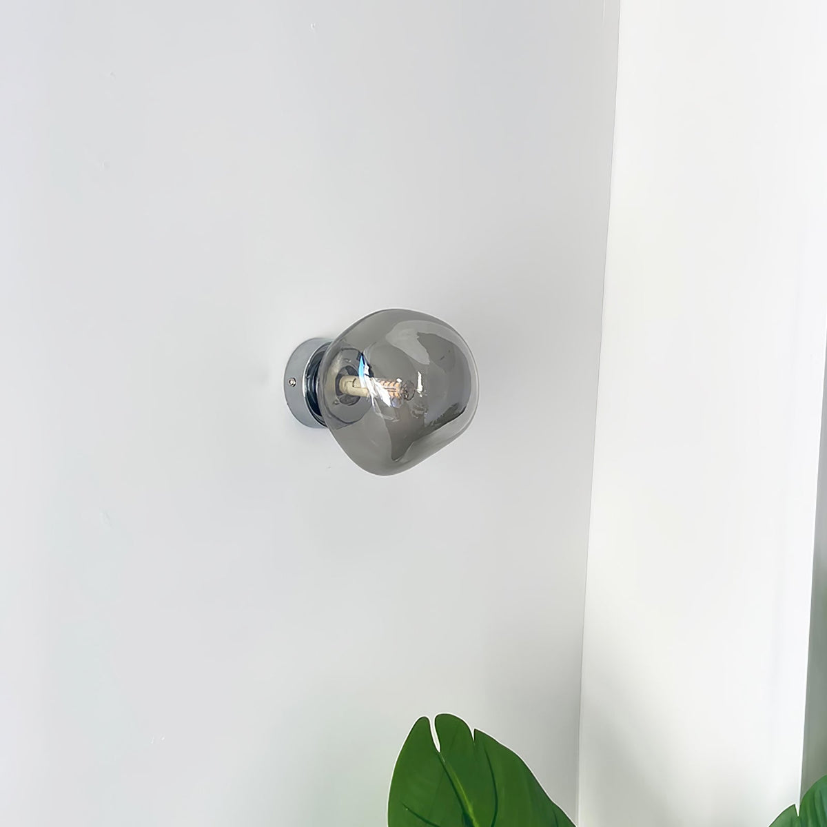 Leni wandlamp met amberkleurig rookglas