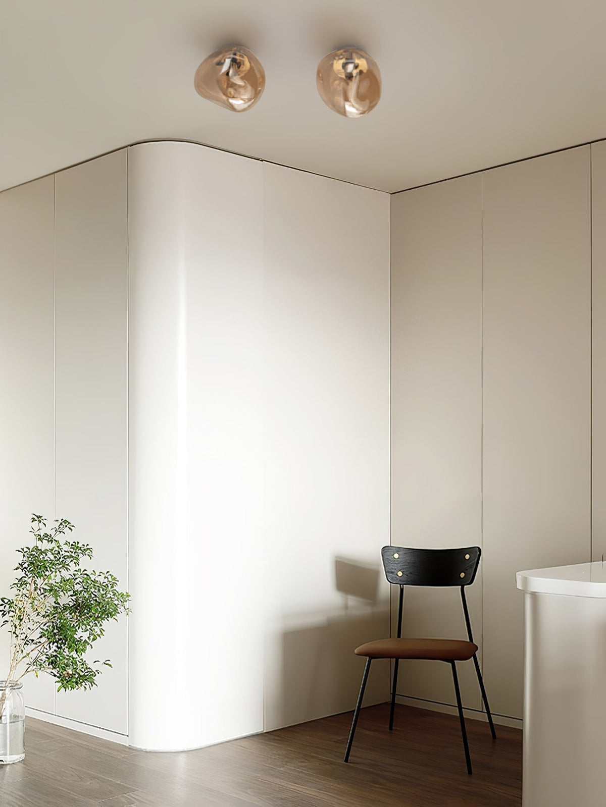 Leni wandlamp met amberkleurig rookglas