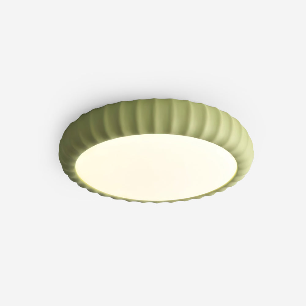 Moderne vlakke plafondlamp van hars in zachte groene kleur met minimalistisch ontwerp