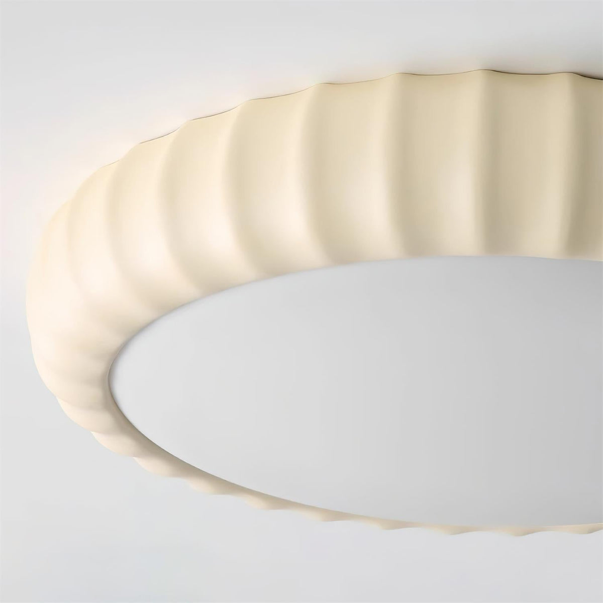 Moderne vlakke plafondlamp van hars in zachte groene kleur met minimalistisch ontwerp