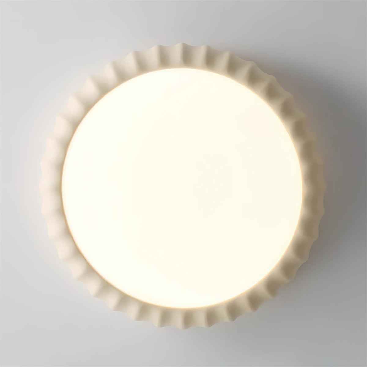 Moderne vlakke plafondlamp van hars in zachte groene kleur met minimalistisch ontwerp