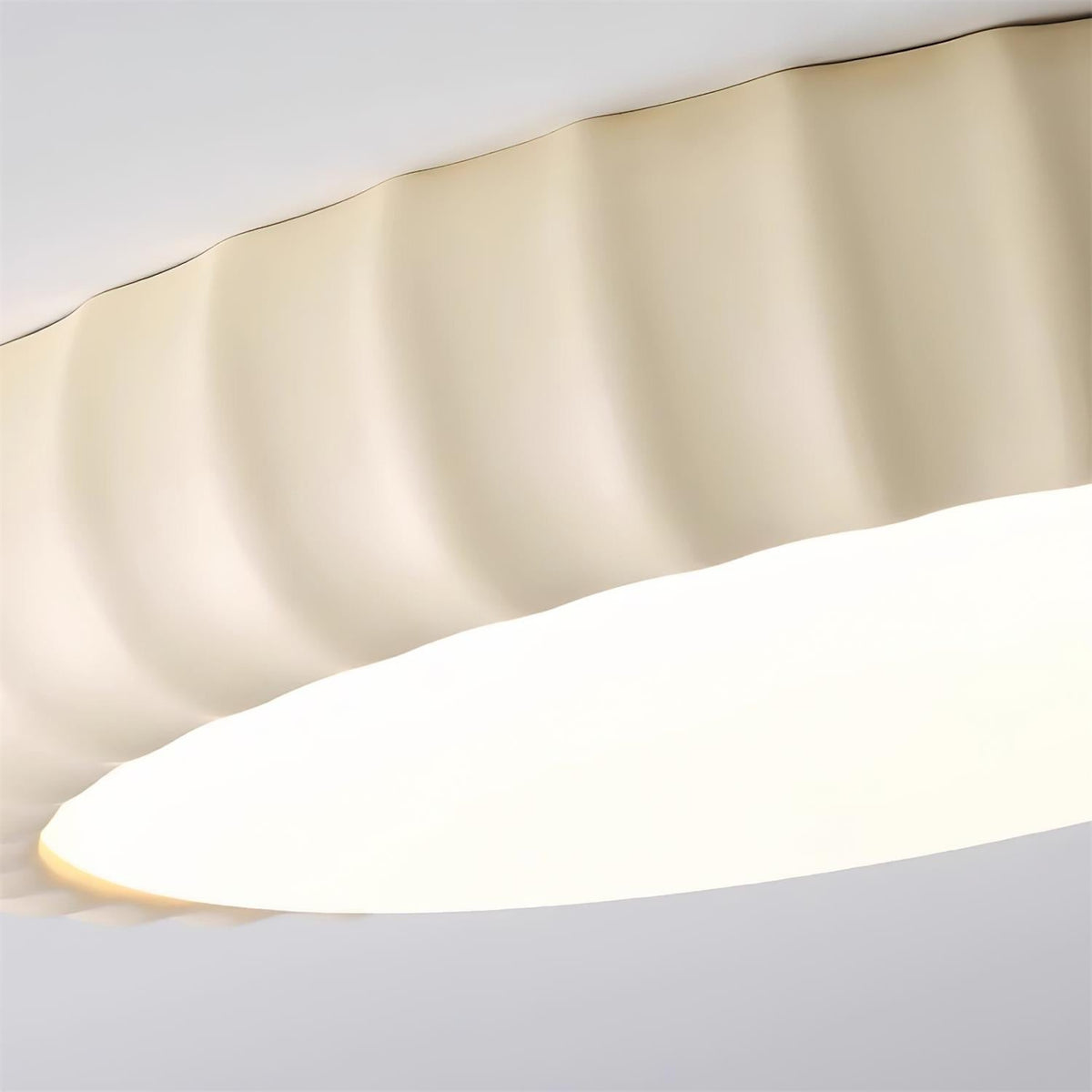 Moderne vlakke plafondlamp van hars in zachte groene kleur met minimalistisch ontwerp